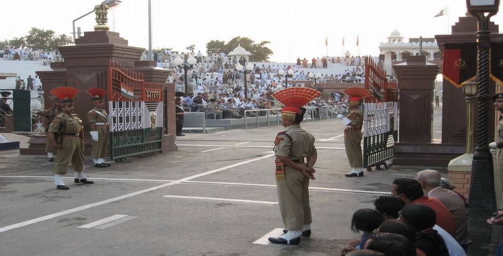 https://d3r8gwkgo0io6y.cloudfront.net/upload/Wagah Border to enjoy lowering the flag ceremony.jpg